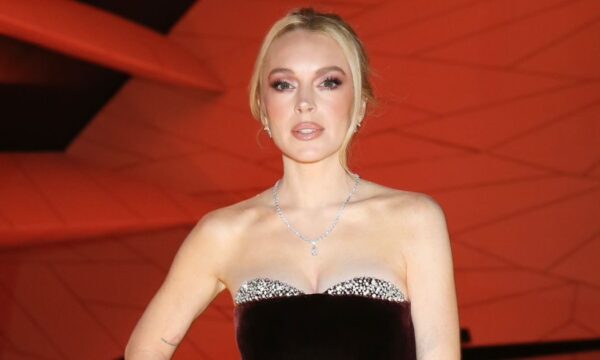 Η Lindsay Lohan εγκαταλείπει προσωρινά τα nude νύχια για μια τολμηρή απόχρωση