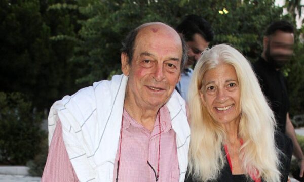 Μαρία Μανουσάκη: «Ακόμα περιμένω να ξυπνήσει» – Συγκινεί η χήρα του Μανούσου Μανουσάκη έναν χρόνο μετά την απώλειά του