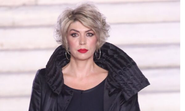 Μαρία Μάρκου: Η «Γυναίκα με τα μαύρα» έκανε το ντεμπούτο της στην Εβδομάδα Μόδας