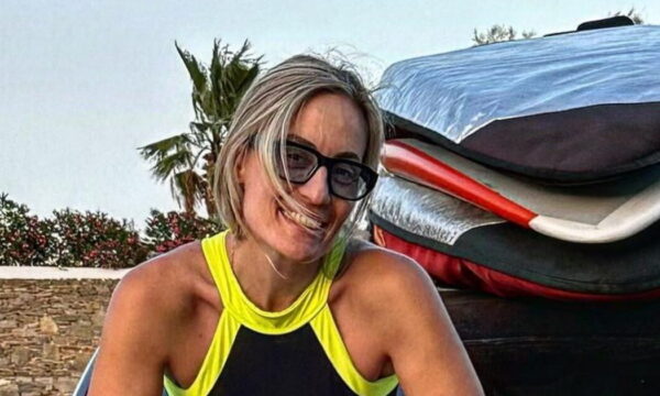 Ελεονώρα Μελέτη: Κατακτά τα κύματα με το windsurf και μαγεύει με τις ικανότητές της – Βίντεο