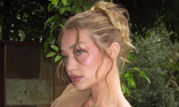 Το ατημέλητο updo της Gigi Hadid είναι το χαλαρό χτένισμα που χρειάζεσαι για τις εξόδους του Σαββατοκύριακου