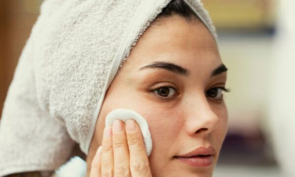 Milky toners: Αξίζουν μια θέση στη ρουτίνα σου προσφέροντας βαθιά ενυδάτωση