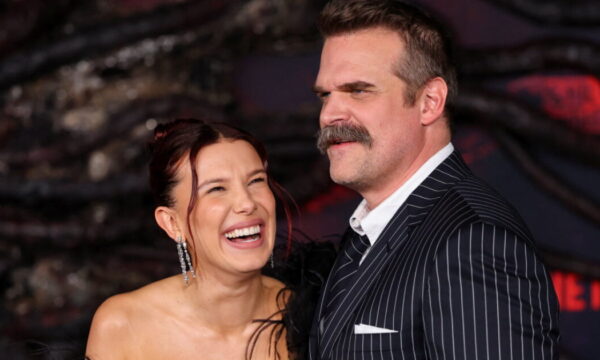 Millie Bobby Brown – David Harbour: Μαζί στην πρεμιέρα του Stranger Things… παρά τις αναφορές για εκφοβισμό και παρενόχληση