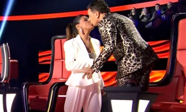 The Voice: Το φιλί της Έλενας Παπαρίζου με τον Γιώργο Μαζωνάκη και η ατάκα του Χρήστου Μάστορα – «Ήθελαν να φασωθούν»