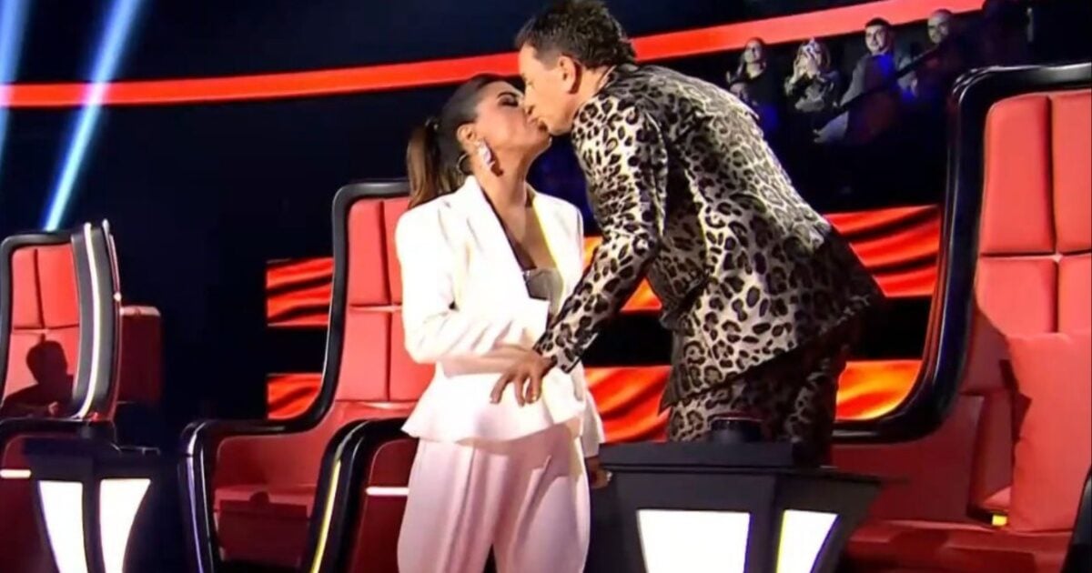 The Voice: Το φιλί της Έλενας Παπαρίζου με τον Γιώργο Μαζωνάκη και η ατάκα του Χρήστου Μάστορα – «Ήθελαν να φασωθούν»