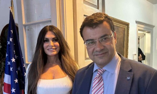 Κίμπερλι Γκιλφόιλ: Η πρόσφατη εμφάνιση στην Ύδρα και το βραβείο που της απονεμήθηκε