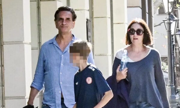 Νίκος Ψαρράς – Έλενα Καρακούλη: Αξιοσημείωτη έξοδος στην καρδιά της Αθήνας με τον 11χρονο γιο τους – Φωτογραφίες