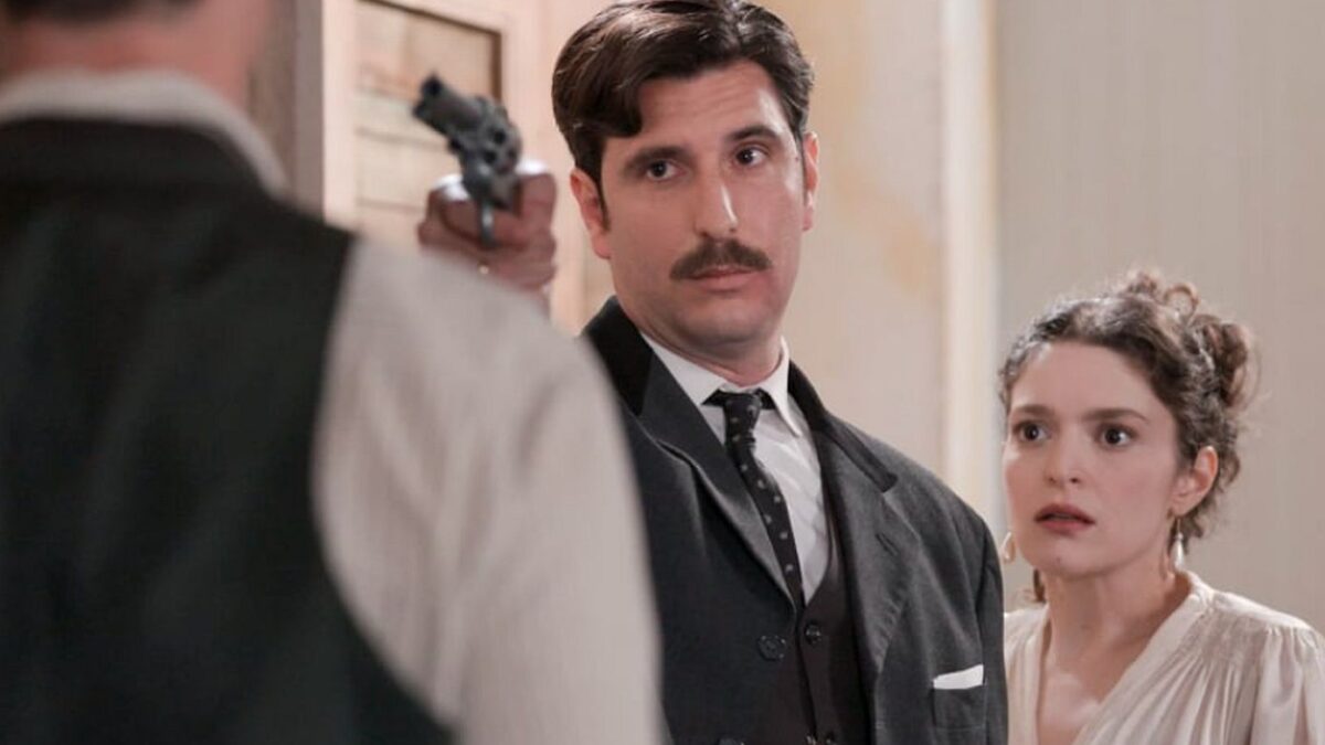 Grand Hotel: Ο Ρήγας αντιλαμβάνεται ότι ο Άρης τον παρακολουθεί και τον στοχεύει με το όπλο του