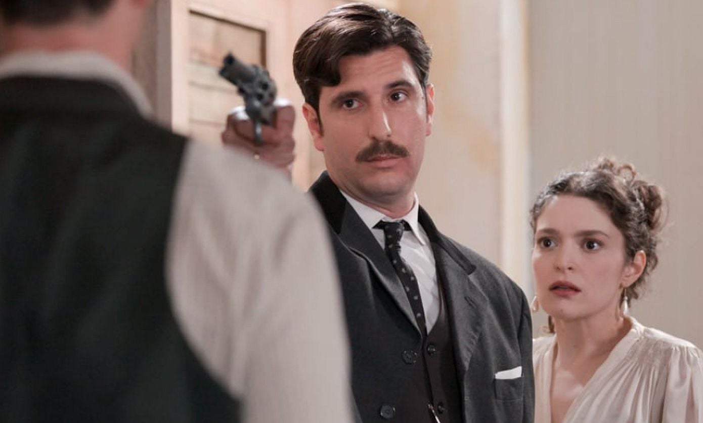 Grand Hotel: Ο Ρήγας αντιλαμβάνεται ότι ο Άρης τον παρακολουθεί και τον στοχεύει με το όπλο του