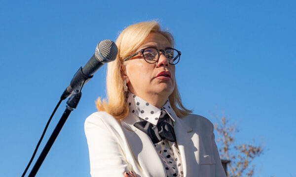 Σάσα Σταμάτη: «Συγκινήθηκε» στην τελετή μνήμης για τα 8 χρόνια από τις καταστροφικές πλημμύρες στη Μάνδρα