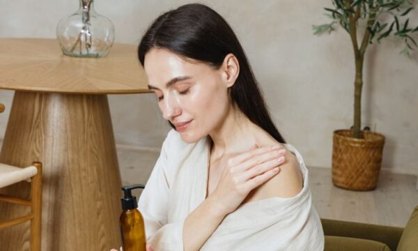 Serums ή έλαια σώματος: Ποια είναι η ουσιαστική διαφορά και πώς να κάνεις τη σωστή επιλογή;