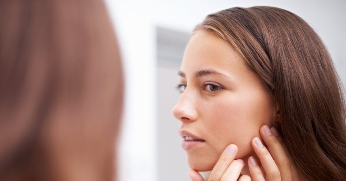 Καλλυντικά με ενεργά συστατικά: Αν δεις μικρές ατέλειες μετά τη χρήση, μην ανησυχείς, είναι θετικό σημάδι