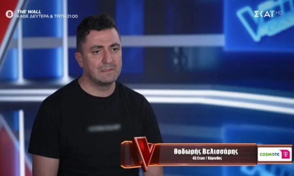 The Voice: Ο αδελφός του Βελισσάρη εντυπωσιάζει στη σκηνή με το τραγούδι «Τα μανταλάκια» για να κερδίσει τους coaches