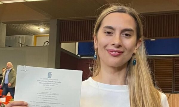 Βίκυ Βολιώτη: Απέκτησε το πτυχίο της μαζί με την κόρη της, Άννα – «Κάλλιο αργά παρά ποτέ»