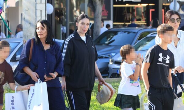 Ολυμπία και Βαλέρια Χοψονίδου: Οικογενειακή έξοδος στη Γλυφάδα με τη μητέρα και τα παιδιά τους – Φωτογραφίες