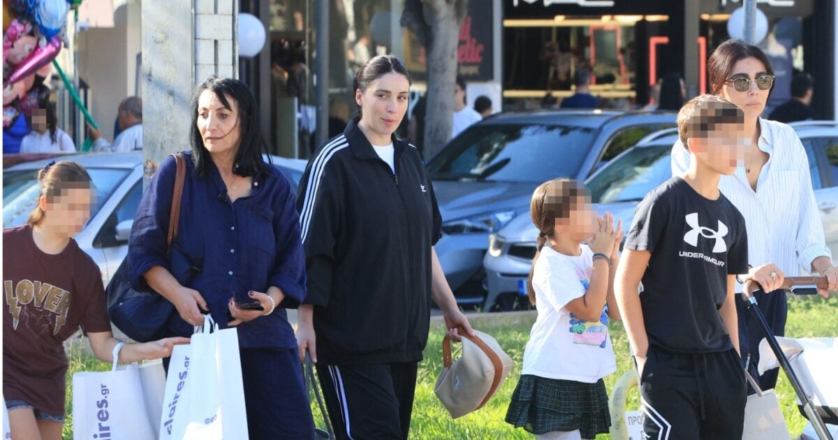 Ολυμπία και Βαλέρια Χοψονίδου: Οικογενειακή έξοδος στη Γλυφάδα με τη μητέρα και τα παιδιά τους – Φωτογραφίες