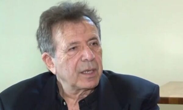 Χρήστος Φωτίδης: «Ο Μανούσος Μανουσάκης κάλεσε τη σύζυγό του λέγοντας “Εδώ συμβαίνουν πραγματικά θαύματα, δεν επιστρέφω”»