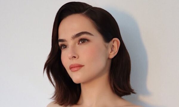 Zoey Deutch: Δείχνει πως το ροδακινί κερδίζει θέση στο χειμερινό μακιγιάζ