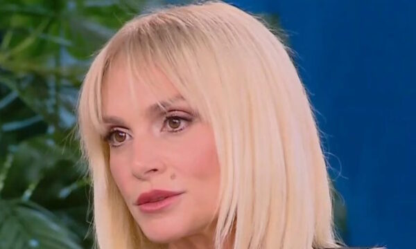 Ελεωνόρα Ζουγανέλη: «Οι γυναίκες χωρίς παιδιά θεωρούνται “κακομοίρες” – Ποτέ δεν αφιέρωσα τραγούδι στον Νίκο Συρίγο»