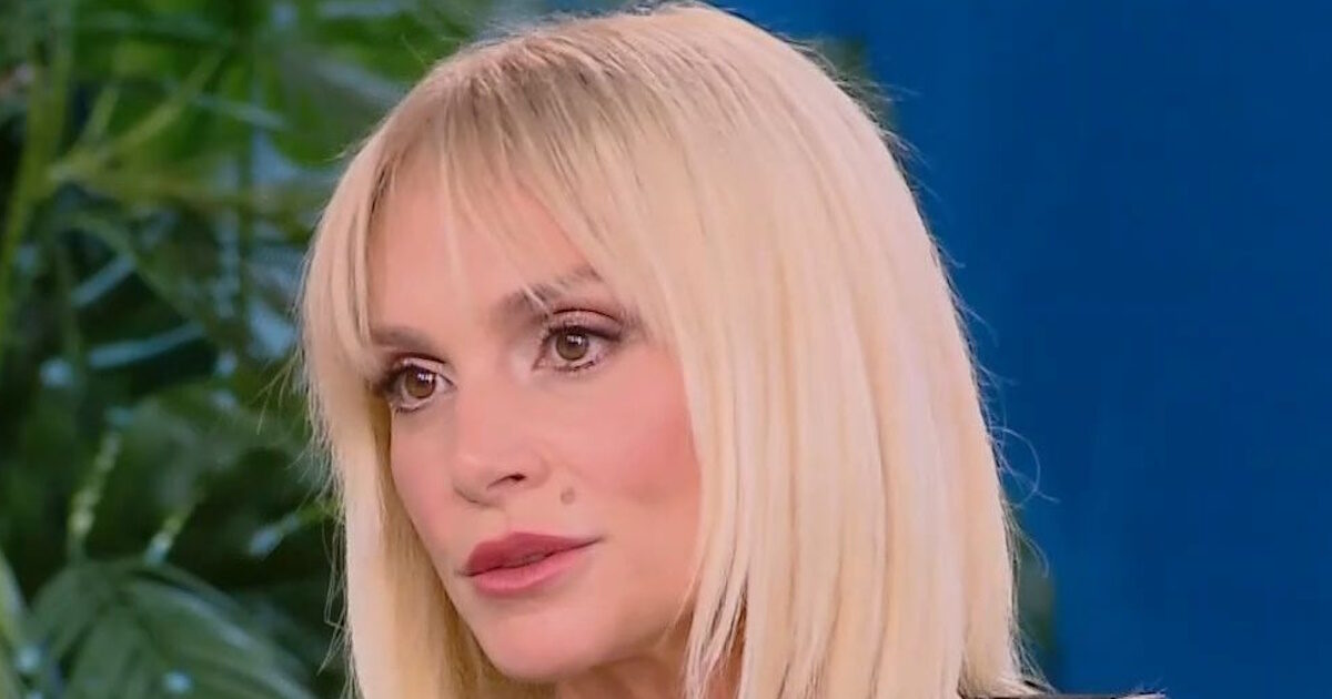 Ελεωνόρα Ζουγανέλη: «Οι γυναίκες χωρίς παιδιά θεωρούνται “κακομοίρες” – Ποτέ δεν αφιέρωσα τραγούδι στον Νίκο Συρίγο»