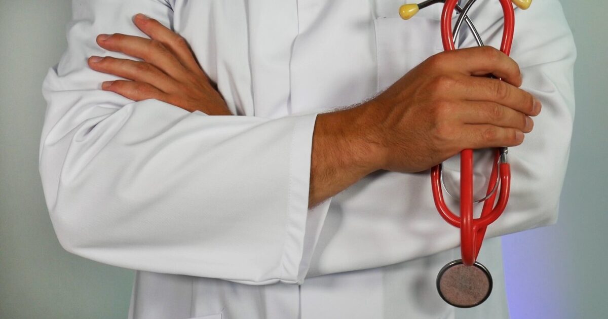 Αντιμέτωπα με έλλειψη γιατρών για 48 ώρες τα νοσοκομεία – Παραμένουν κλειστά την Παρασκευή τα ιδιωτικά εργαστήρια