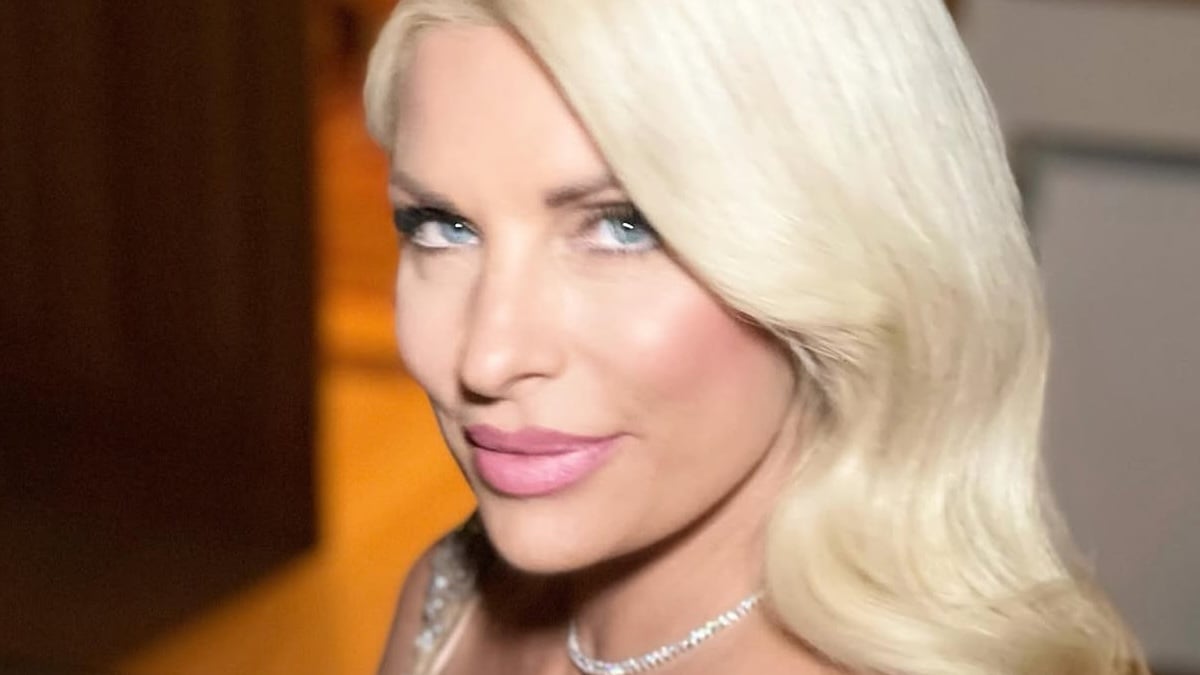 Η Ελένη Μενεγάκη παραμένει το αιώνιο λαμπερό χριστουγεννιάτικο στολίδι