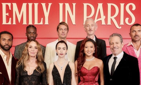 Emily in Paris: Η κορυφαία wow έμπνευση για Χριστουγεννιάτικα αξεσουάρ