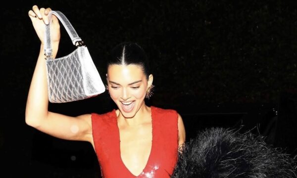 Η Κένταλ Τζένερ έκλεισε το 2025 με το απόλυτο fashion μήνυμα