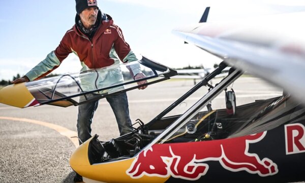 Εκπληκτικό: 9 ποδηλάτες της Red Bull–BORA–hansgrohe ανύψωσαν ανεμόπτερο στη Μαγιόρκα με τα πόδια τους