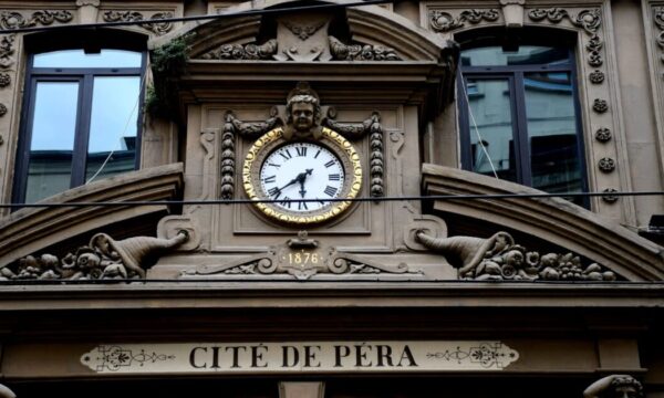 Ανακαλύψτε τα έργα των Ελλήνων αρχιτεκτόνων στη διάσημη οδό του Πέραν στην Κωνσταντινούπολη