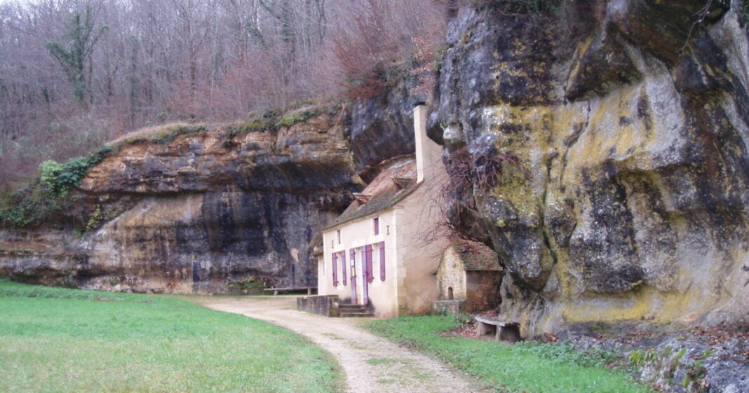 806-Combarelles-dikia-mou-1200x630