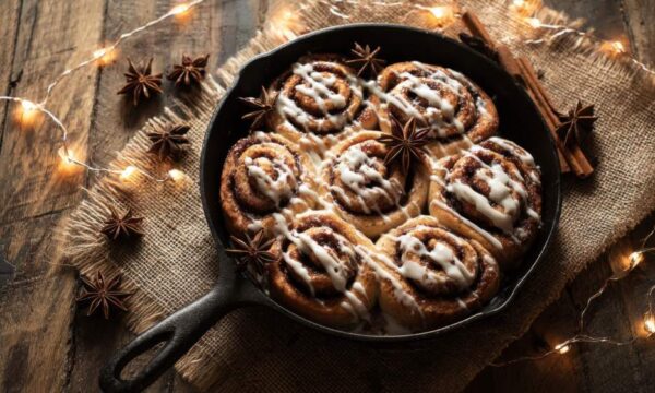 Αφράτα ρολάκια με κανέλα (cinnamon rolls)