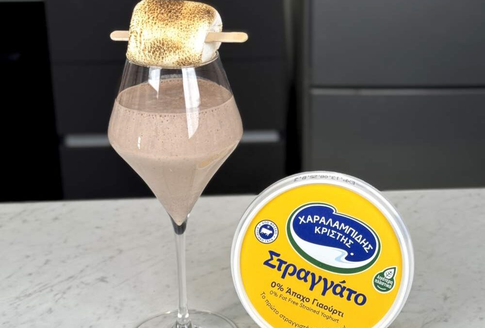 Απίθανο milkshake με γιαούρτι, γάλα και καραμελωμένα marshmallows