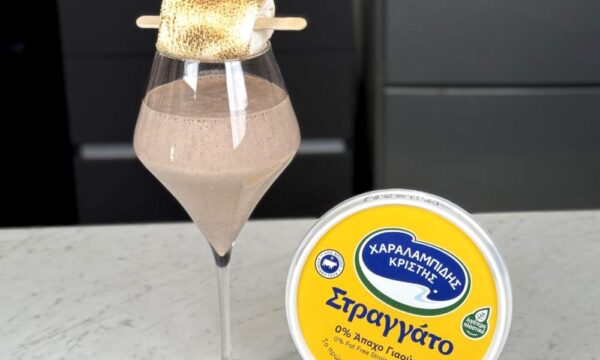 Απίθανο milkshake με γιαούρτι, γάλα και καραμελωμένα marshmallows