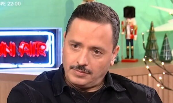 Αλέξανδρος Τσουβέλας για τον ιερέα πατέρα του: «Μας έλεγε απλώς “μην τρώτε κρέας έξω Μ. Παρασκευή και με ντροπιάζετε”»