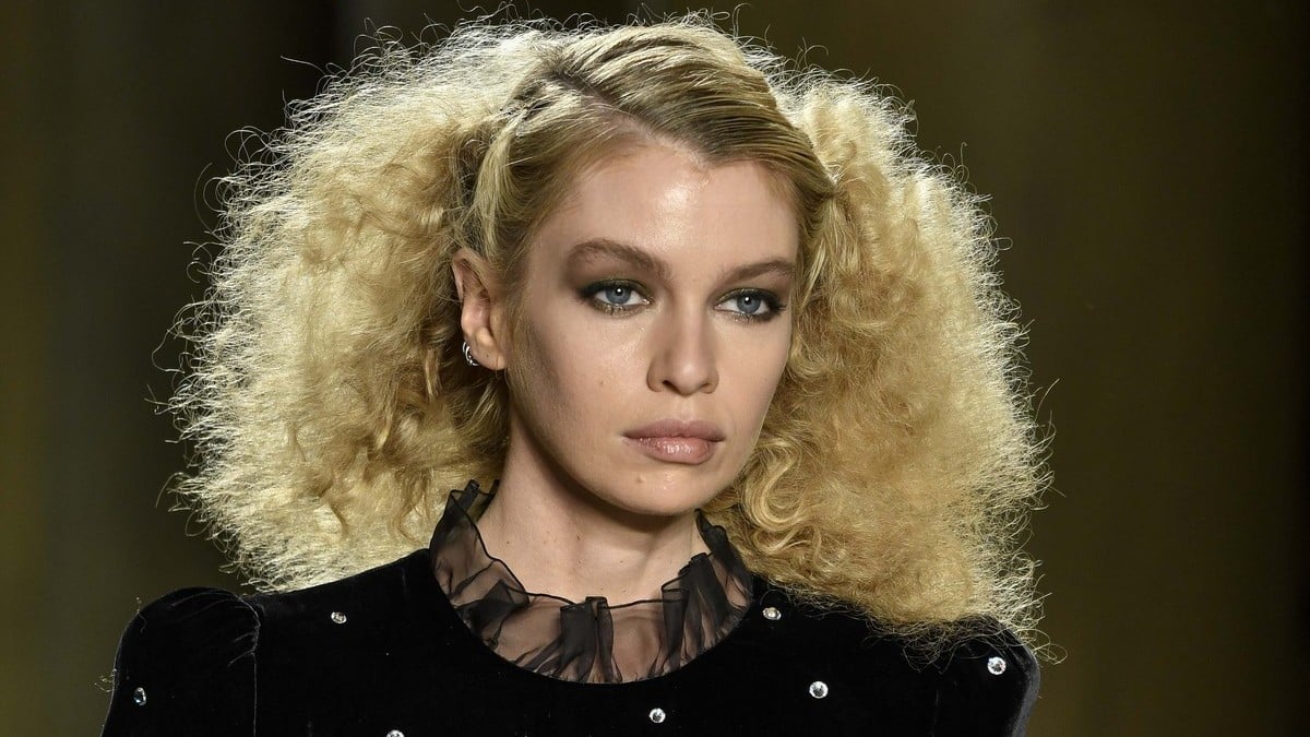 Velvet dreams: Πώς να αναδείξετε φέτος το πιο εκλεπτυσμένο υλικό της σεζόν