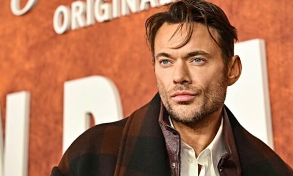 Δημήτρης Γιαννέτος: στο κόκκινο χαλί με Saint Laurent μπότες 3.900€ που έγιναν viral