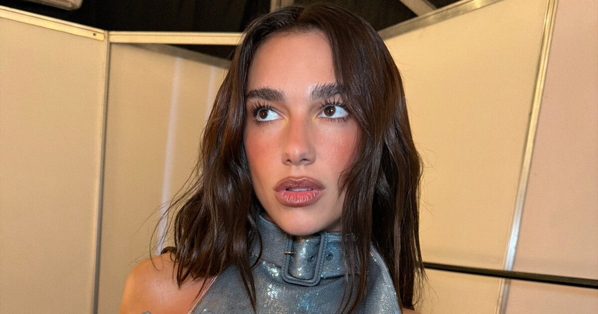 Τα starry-night νύχια της Dua Lipa είναι το ιδανικό μανικιούρ για Χριστούγεννα και Πρωτοχρονιά