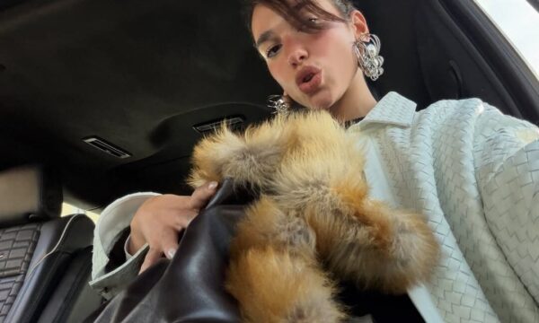 Η Dua Lipa ανανεώνει το sheer dressing – Και το ανεβάζει σε premium επίπεδο!