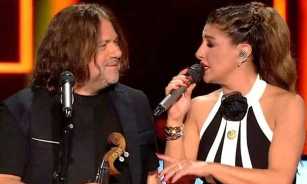 The Voice: Έλενα Παπαρίζου και Μάνος Πυροβολάκης μάγεψαν το κοινό με το «My Number One» στη σκηνή