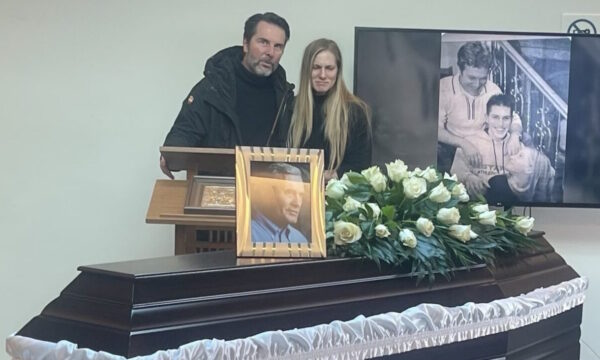 Αλμπέρτο Εσκενάζυ: Θλιμμένη η οικογένειά του στο ύστατο «αντίο» στο Αποτεφρωτήριο Ριτσώνας