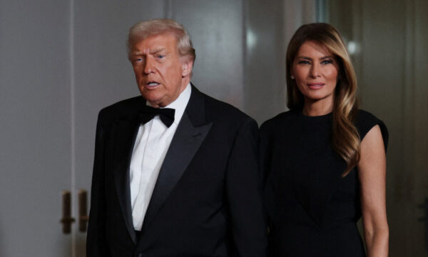 Melania Trump: Εντυπωσιακή παρουσία της Πρώτης Κυρίας σε επίσημο black tie δείπνο
