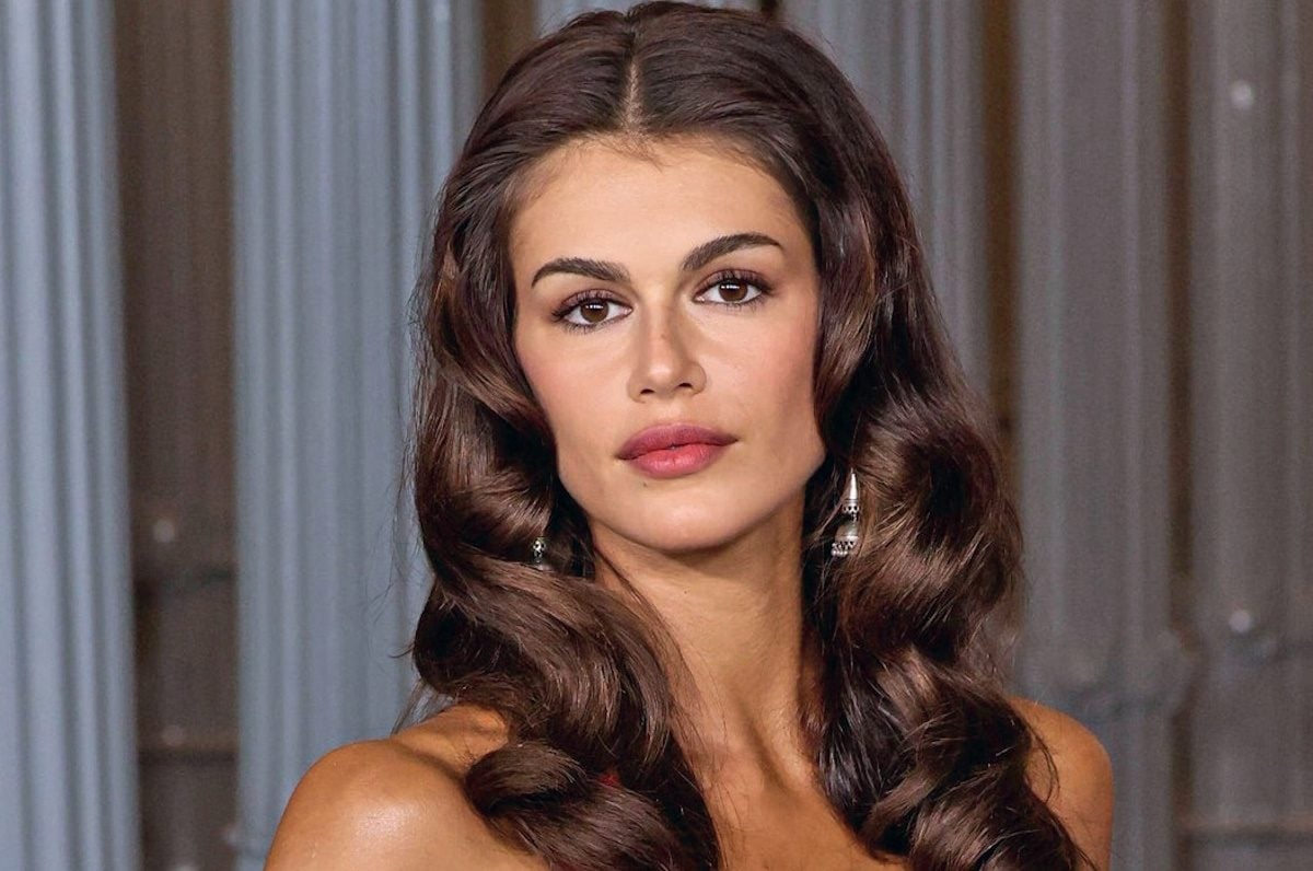 Κάια Γκέρμπερ: Με Gucci δημιουργία στο χρώμα της φλόγας