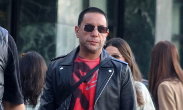 Γιώργος Μαζωνάκης: Αναμένεται να απολογηθεί μετά τη μήνυση του 21χρονου καλλιτέχνη