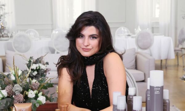 Δανάη Παππά: Αποκαλύπτει το ιδανικό holiday hair μυστικό για λεία, λαμπερά μαλλιά χωρίς φριζάρισμα