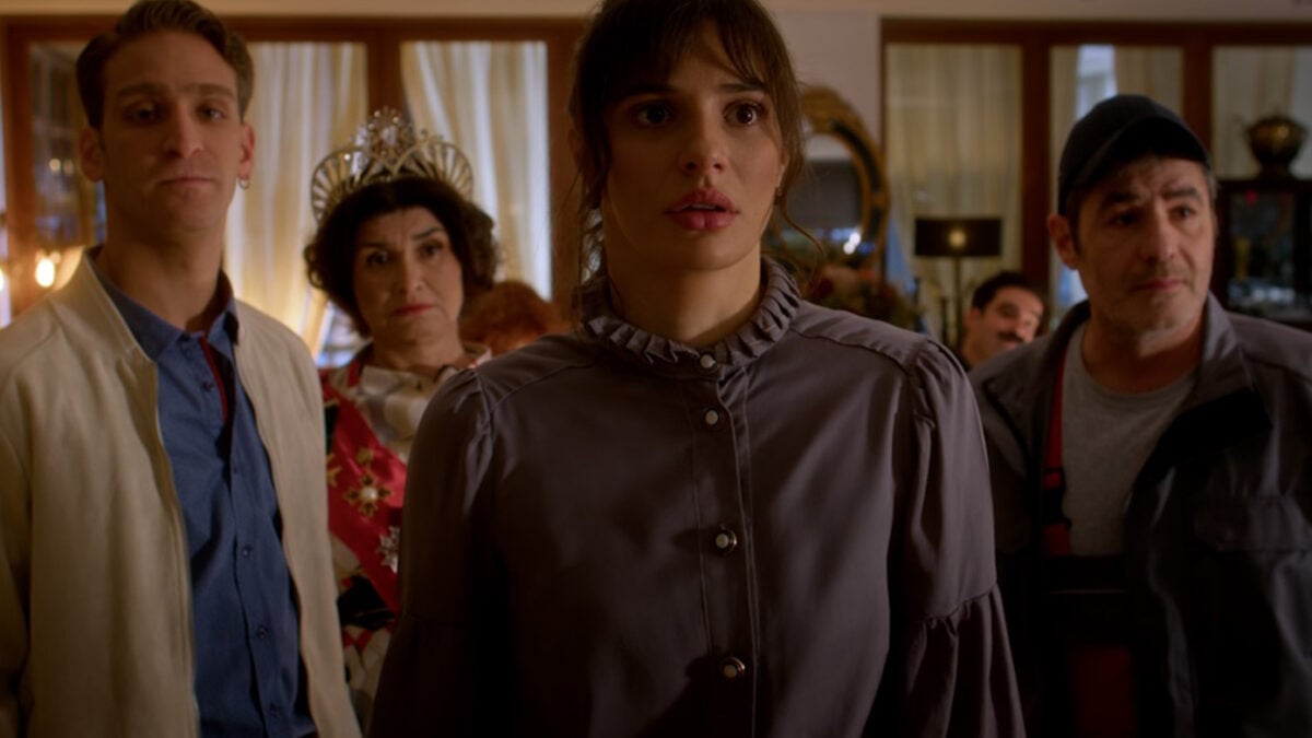 «Hotel Elvira»: Ο απεσταλμένος της Raptor φτάνει στο νησί και απαιτεί εξηγήσεις από τον Χάρι