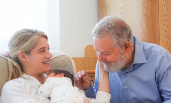 Τζένη Θεωνά: Συγκινητικές στιγμές με το νεογέννητο γιο της και τους γονείς της – «Με αγγίζει το πρόσωπο του μπαμπά μου»
