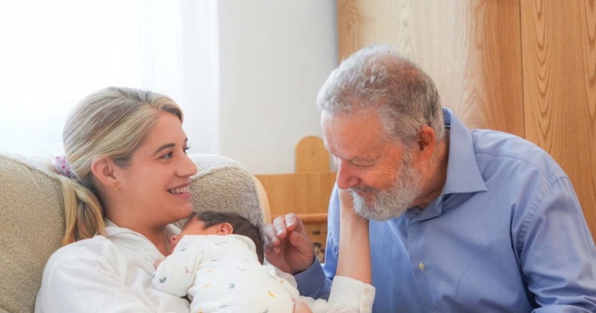 Τζένη Θεωνά: Συγκινητικές στιγμές με το νεογέννητο γιο της και τους γονείς της – «Με αγγίζει το πρόσωπο του μπαμπά μου»