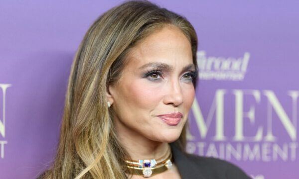 Το μανικιούρ της Jennifer Lopez διαθέτει την ιδανική γιορτινή πινελιά
