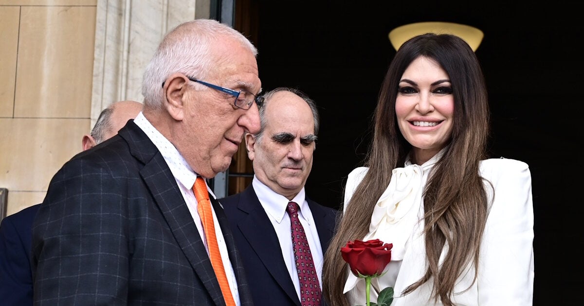 Στη Βουλή η Κίμπερλι Γκιλφόιλ: Ο Νικήτας Κακλαμάνης την καλωσόρισε με κόκκινο τριαντάφυλλο